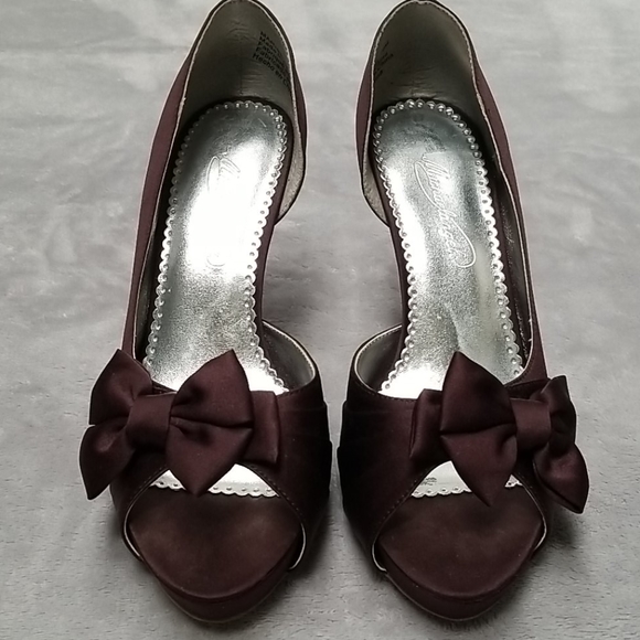 Open Toe Heels with bow. David's Bridal - Picture 1 of 8